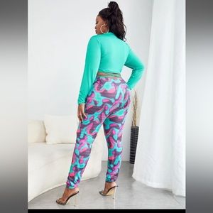 SHEIN SXY Plus Mock Neck Crisscross Knot Front Crop Tee & Graphic Print Leggings